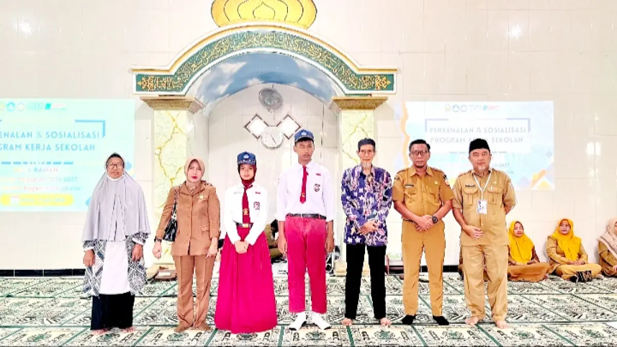 DISAMBUT HANGAT: Plt Kepala UPTD SMPN 5 Bangkalan Heru Ali Wardhana bersama dewan guru berfoto dengan siswa baru Senin (13/7). (UPTD SMPN 5 BANGKALAN UNTUK JPRM)