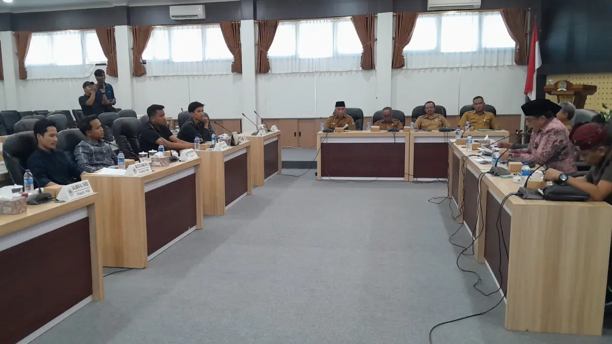 DISKUSI: Sejumlah aktivis saat melakukan audiensi di kantor DPRD Pamekasan terkait pengisian JPTP, Senin (6/7).
