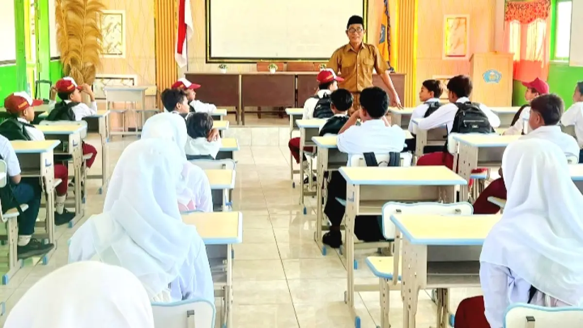 EDUKATIF: Kepala UPTD SMPN 2 Tanjungbumi Masyhudi Riaman memberikan arahan kepada siswa baru di lembaganya Senin (13/7). (UPTD SMPN 2 TANJUNGBUMI UNTUK JPRM)