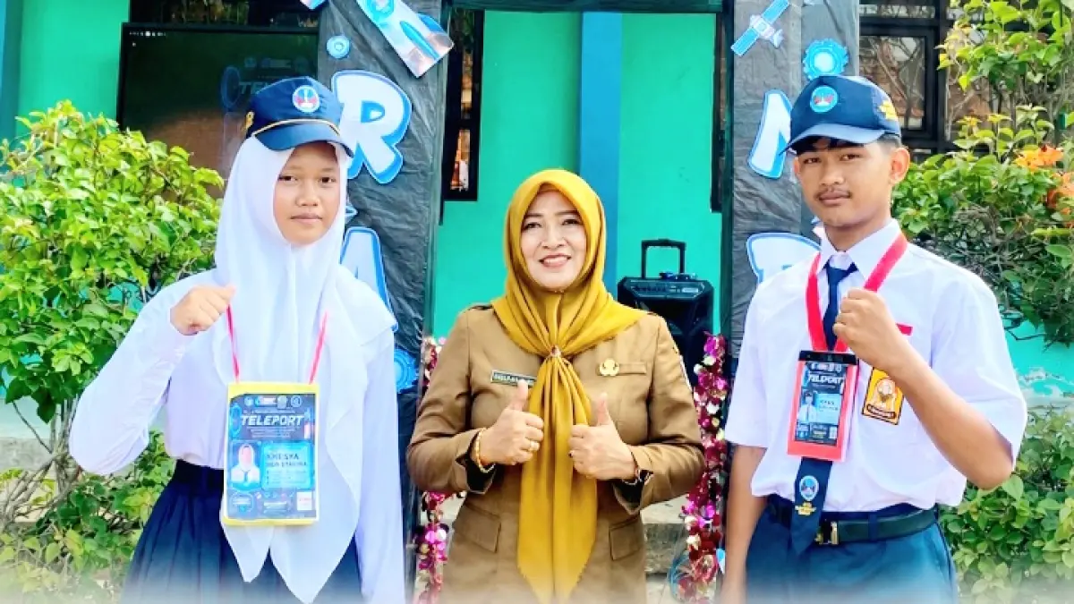 FASE BARU PENDIDIKAN: Kepala UPTD SMPN 2 Burneh Sulfa Diana berfoto bersama peserta didik baru Senin (13/7). (SMPN 1 BURNEH UNTUK JPRM)