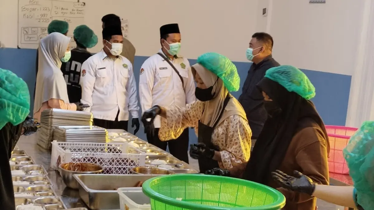 FOKUS: Sejumlah petugas saat melakukan pemantauan di salah satu dapur MBG di Kecamatan Lenteng, Sumenep.
