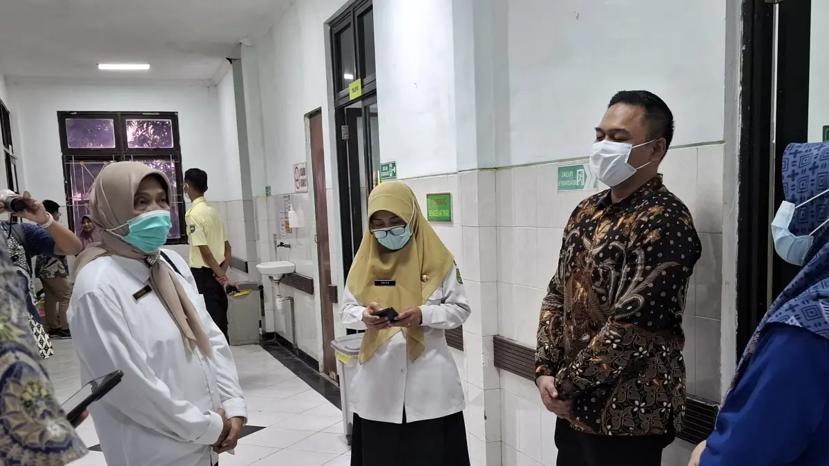 KESEHATAN: Direktur RSUD dr. H. Moh. Anwar Sumenep Erliyati saat memantau pelayanan di instansinya, Rabu (3/6).