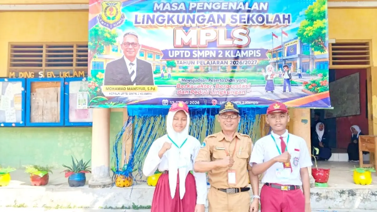 MENDIDIK SEPENUH HATI: Kepala UPTD SMPN 2 Klampis Mohamad Mansyur berfoto bersama perwakilan peserta MPLS Senin (13/7). (UPTD SMPN 2 KLAMPIS UNTUK JPRM)