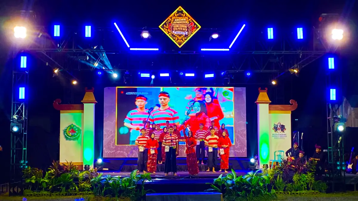 MERIAH: Finalis Duta Daerah Kacong Cebbhing dan Putra Putri Batik, Kabupaten Pamekasan 2026 saat tampil dalam grand final, Sabtu (11/7).