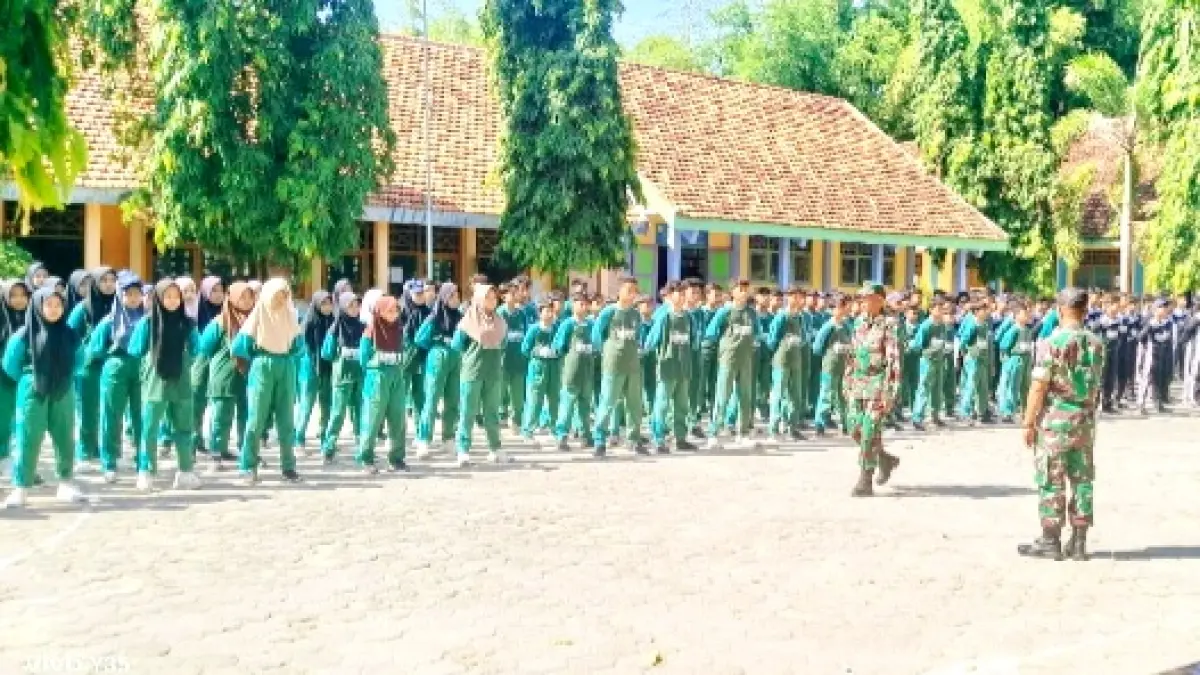 TUMBUHKAN SEMANGAT: Siswa baru UPTD SMPN 1 Klampis mendapat arahan dari anggota TNI Senin (13/7). (UPTD SMPN 1 KLAMPIS UNTUK JPRM)