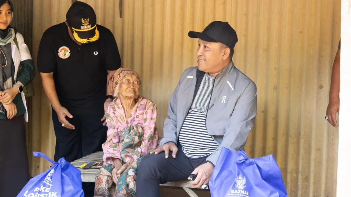 TURBA: Bupati Sampang Slamet Junaidi memberikan bantuan ke warga tidak mampu di Desa Beringin, Tambelangan, Sampang pada Minggu sore (12/7).