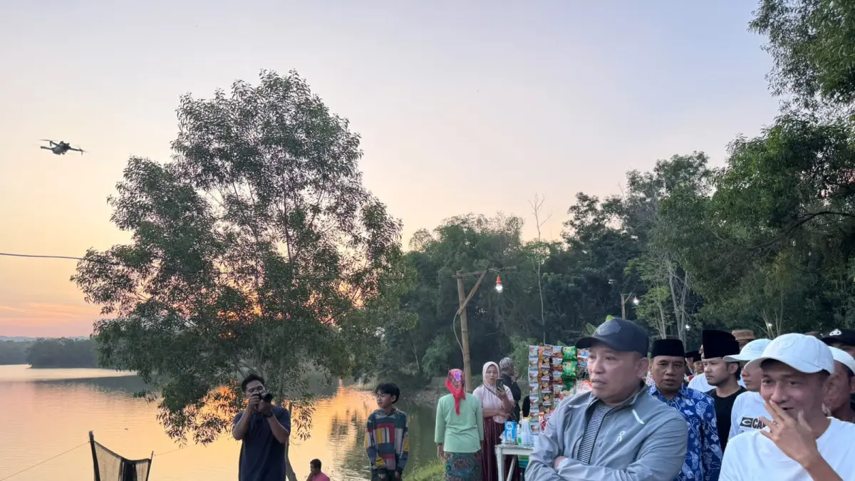 WISATA ALAM: Bupati Sampang berkunjung ke wisata Waduk Klampis, Desa Kramat, Kecamatan Kedungdung, Sampang Minggu (12/7). (KOMINFO FOR RADAR MADURA)