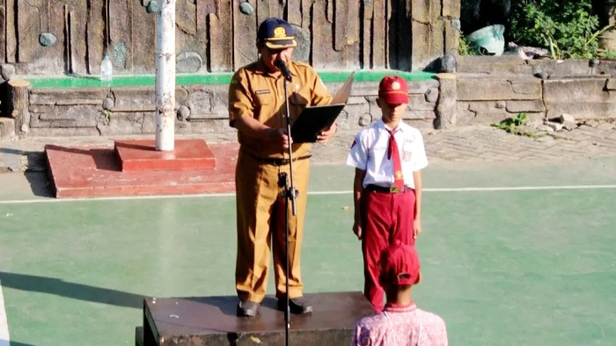 ANTUSIAS: Kepala SMPN 1 Sampang Teguh Suparyanto membuka kegiatan MPLS di halaman sekolah, Kelurahan Gunung Sekar, Sampang, Senin (13/7). (SMPN 1 UNTUK JPRM)