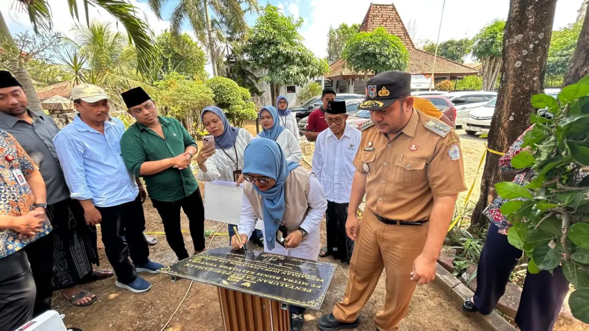 Asisten Regional Manager (ARM) MBK Ventura regional 15 Nurjanah membubuhkan tandatangan pada prasasti di area kantor Kecamatan Tanah Merah, Bangkalan (14/7/2026).