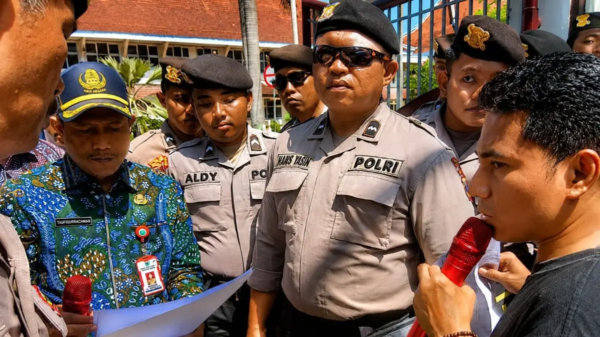ASPIRASI: Aktivis menyampaikan aspirasi di hadapan Sekkab Pamekasan Taufikurrachman, Kamis (9/7).