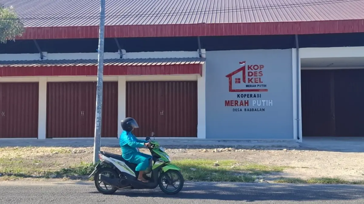 BELUM BUKA: Pengendara melintas di depan gerai KDMP di Desa Babbalan, Kecamatan Batuan, Sumenep, Kamis (9/7).