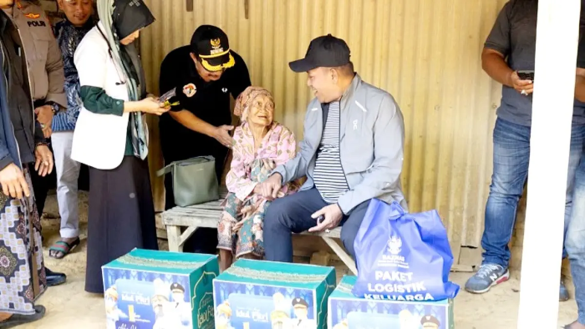 BLUSUKAN: Bupati Sampang Slamet Junaidi memberikan bansos dan meninjau rumah Lima, warga Desa Beringin, Kecamatan Tambelangan, Sampang, Minggu (12/7) sore. (KOMINFO UNTUK JPRM)