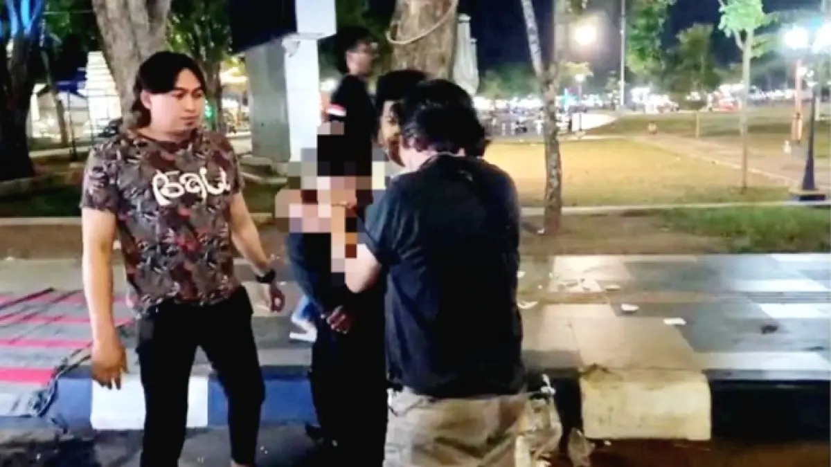 DIAMANKAN: Tim URC Polres Sampang saat mengamankan DPO W di Jalan Wijaya Kusuma Sampang, Minggu (12/7) malam. (POLRES SAMPANG UNTUK JPRM)