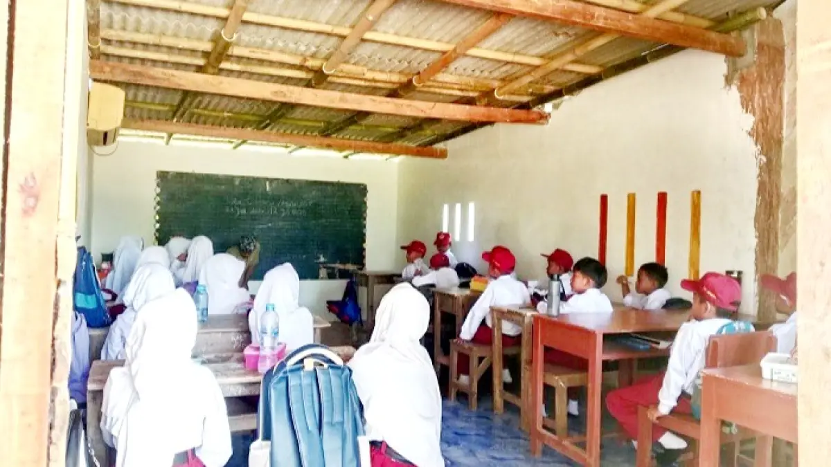 GENERASI EMAS: Siswa SDN Banjar 4 Kecamatan Galis, Bangkalan, melangsungkan pembelajaran Senin (13/7). (CHOTIM UNTUK JPRM)