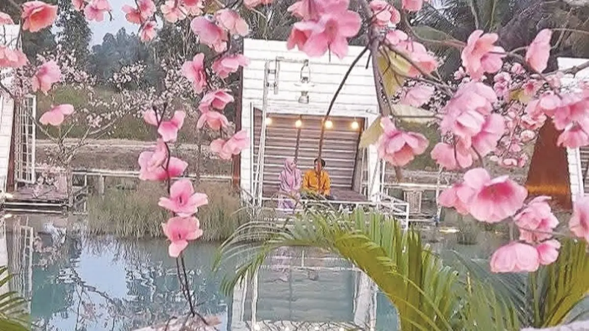 INSTAGRAMABLE: Pengunjung tengah menikmati panorama Wisata Somber Rajeh di Desa Rombiya Timur, Kecamatan Ganding, Sumenep.
