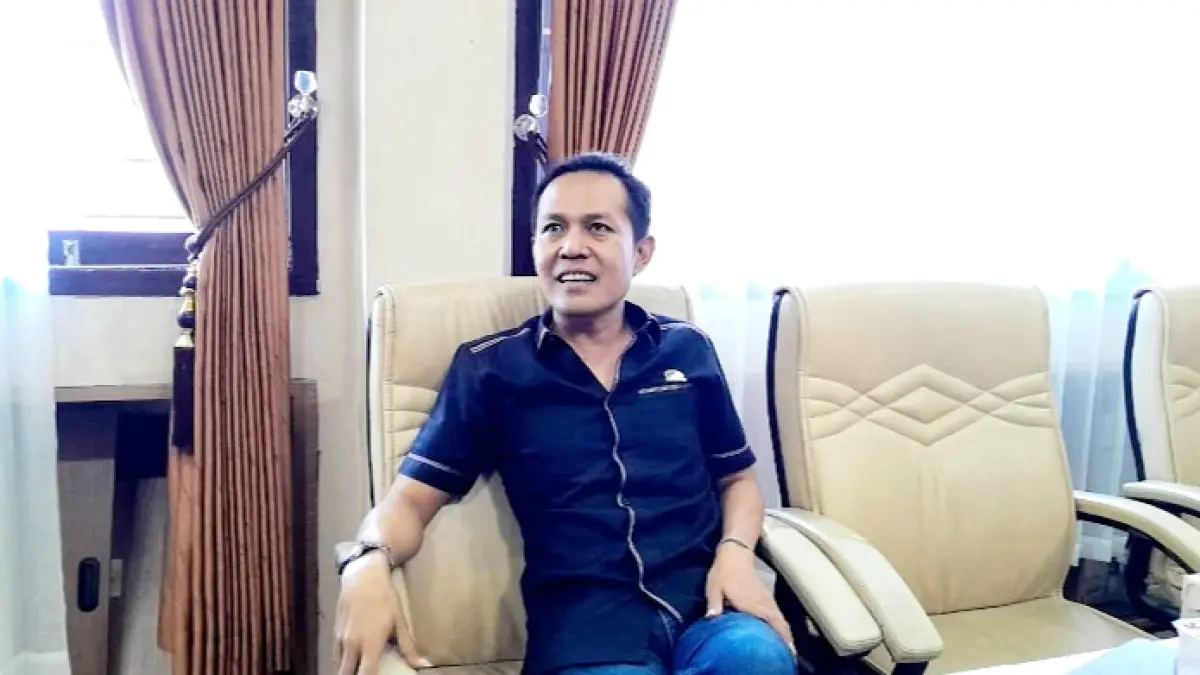 JADI ATENSI: Anggota Komisi II DPRD Pamekasan Nadi Mulyadi saat ditemui di ruang kerjanya. (M. KHOLIL RAMLI/JPRM)