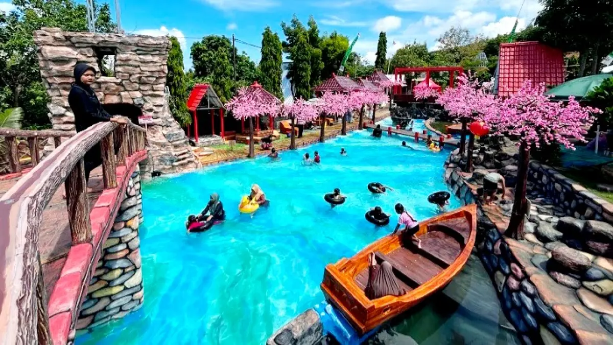 JADI DAYA TARIK: Sejumlah pengunjung sedang bermain di kolam renang Wisata Bukit Tawap, Desa Pagar Batu, Kecamatan Saronggi, Sumenep, pada Jumat (1/5). (MOH. IQBAL/JPRM)