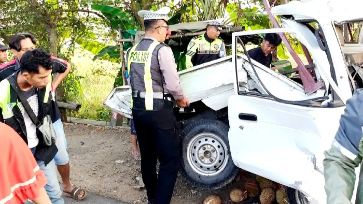 LAKA LANTAS: Petugas Satlantas Polres Bangkalan mengevakuasi kendaraan yang terlibat kecelakaan di Jalan Raya Tangkel, Kecamatan Burneh, Senin (13/7). (POLRES BANGKALAN UNTUK JPRM)