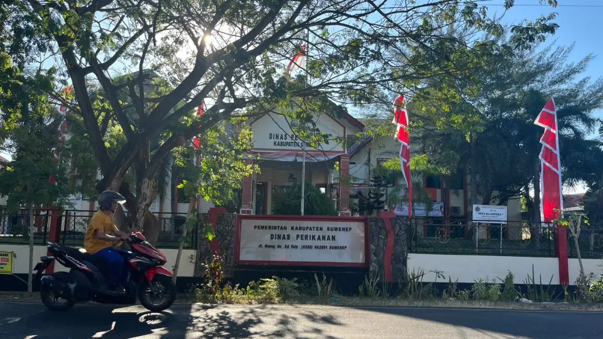LENGANG: Pengendaran melintas di depan kantor Diskan Sumenep Jalan Raung, Desa Pabian, Kecamatan Kota.