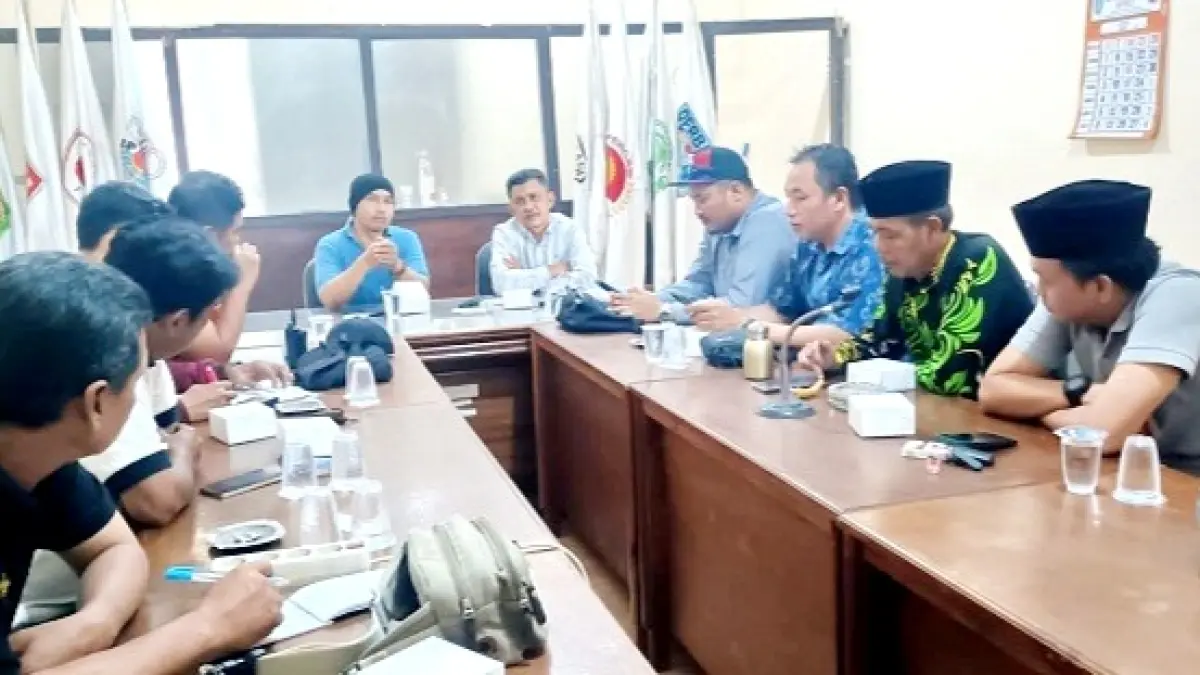 MATANGKAN PERSIAPAN: Ketua dan jajaran pengurus KONI Bangkalan membahas persiapan Porprov Jatim 2027, Minggu (12/7). (KONI BANGKALAN UTNUK JPRM)