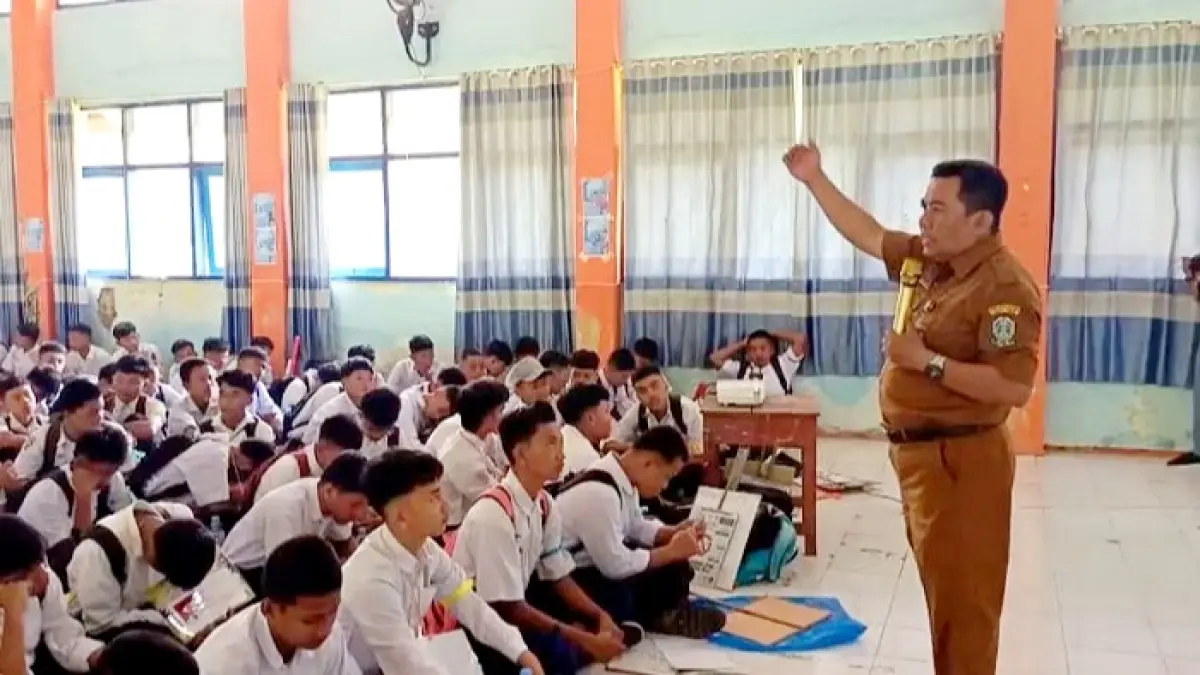 PENUH SEMANGAT: Kepala SMKN 1 Sampang Suherman Hidayat menyampaikan sambutan saat kegiatan MPLS Senin (13/7). (SMKN 1 UNTUK JPRM)