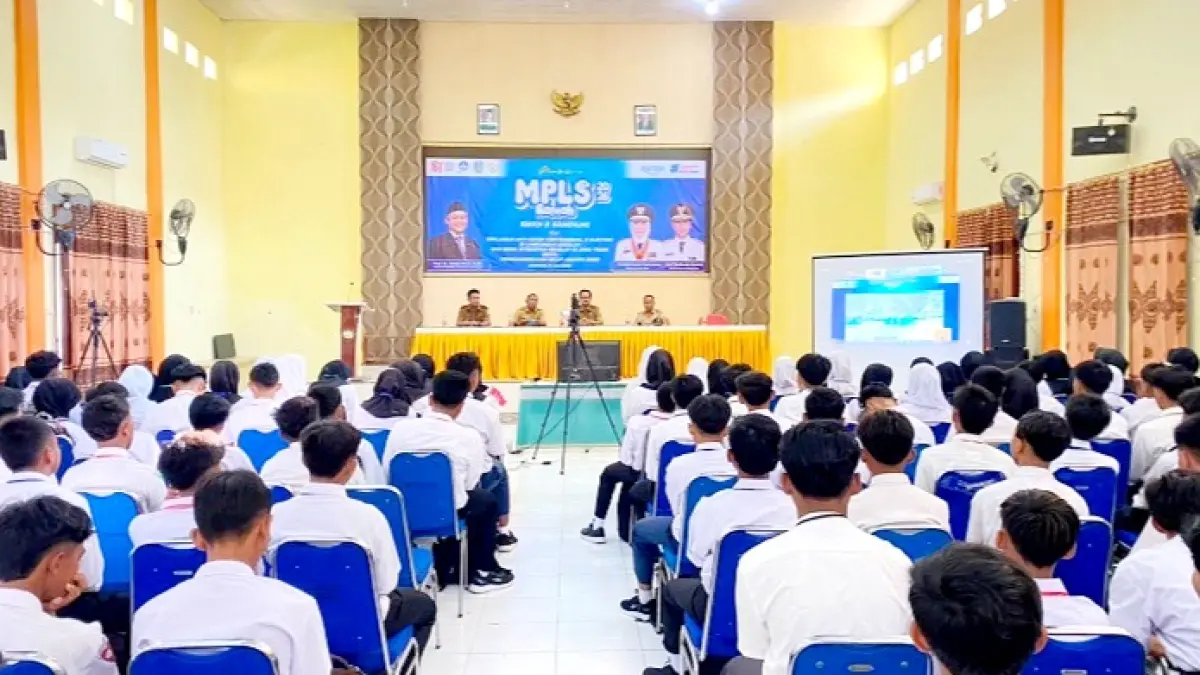MENDIDIK: Kepala SMKN 2 Sampang Mukani (tiga dari kiri) saat mengikuti opening MPLS secara daring Senin (13/7). (SMKN 2 SAMPANG UNTUK JPRM)