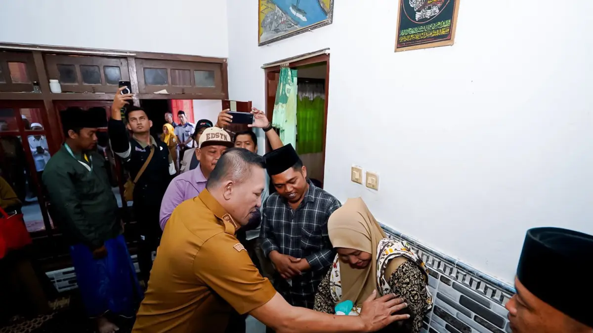 PEDULI: Bupati Sampang Slamet Junaidi saat melakukan blusukan terhadap anak dengan gizi buruk di Desa Pangarengan, Kecamatan Pangarengan, Sampang, Selasa (14/7).