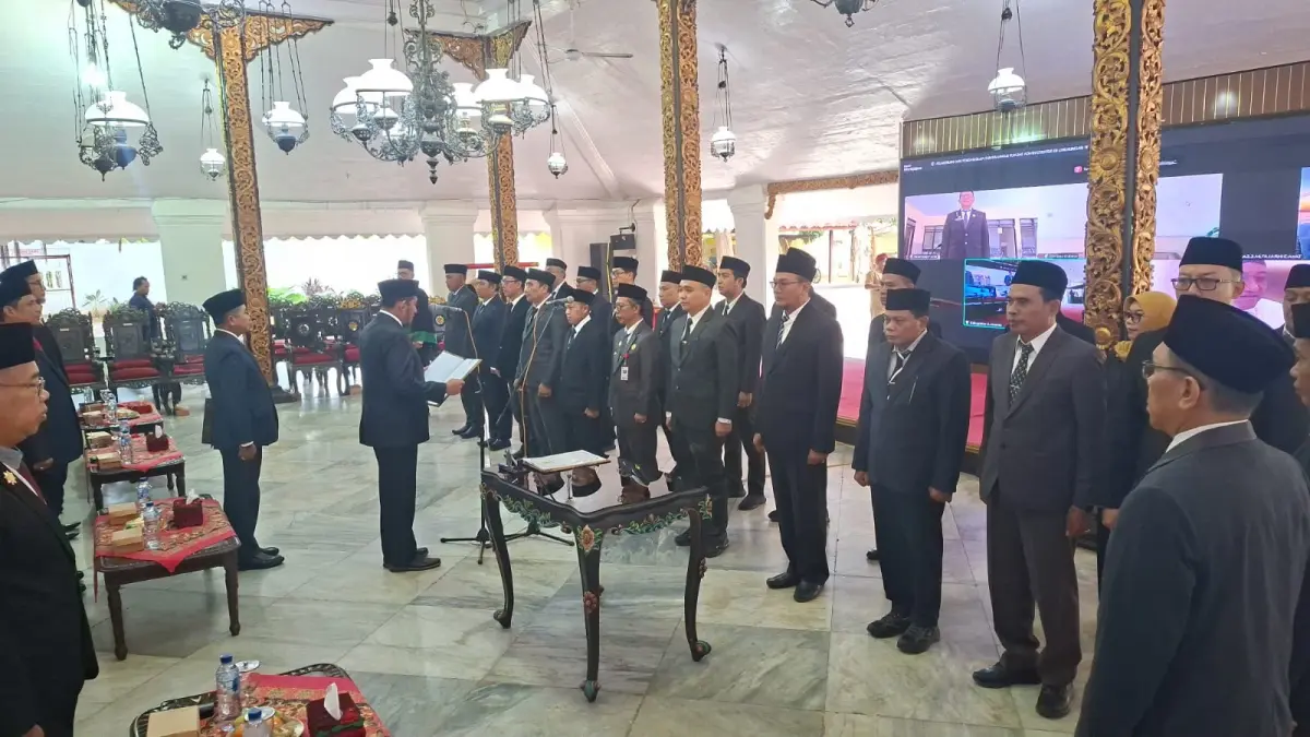 PENYEGARAN: Bupati Achmad Fauzi Wongsojudo saat melantik 25 pejabat administrator di Pendopo Keraton Sumenep, Senin (13/7).