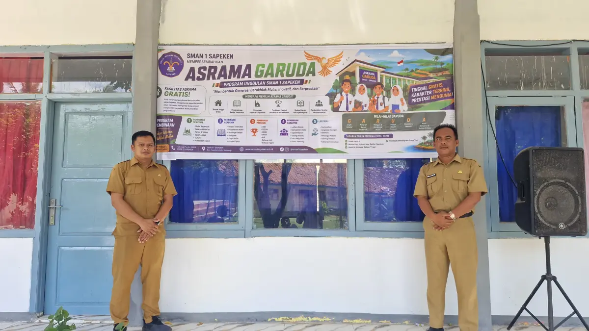 PROGRAM BARU: Kepala SMAN 1 Sapeken Fujianto (kanan) berada di depan Asrama Garuda.