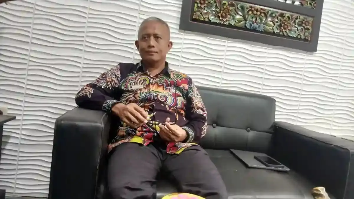 RAMAH: Direktur Utama BPRS Bhakti Sumekar (Perseroda) Hairil Fajar saat ditemui di ruangannya.&nbsp;