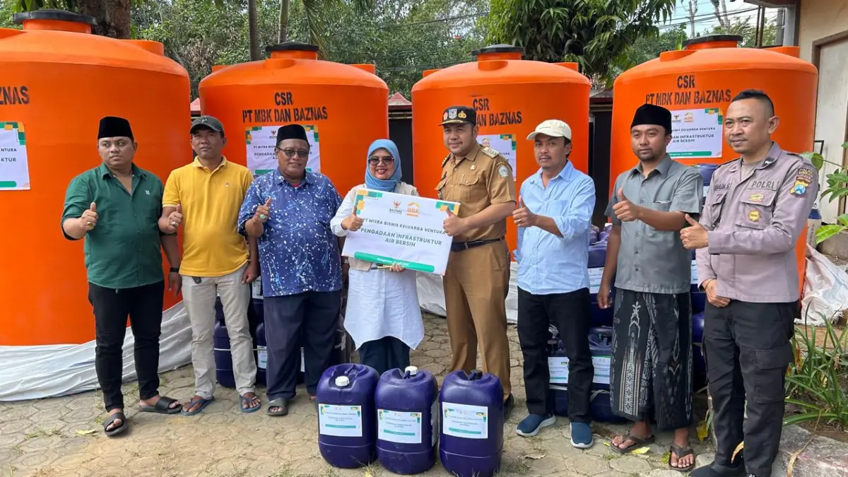 SIMBOLIS: Asisten Regional Manager (ARM) MBK Ventura regional 15 Nurjanah menyerahkan bantuan kepada Plt Camat Tanah Merah didampingi kepala desa penerima bantuan.