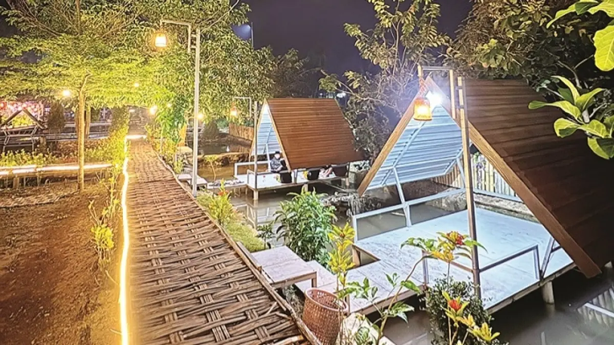 SUASANA: Panorama malam hari diWisata Somber Rajeh di Desa Rombiya Timur, Kecamatan Ganding, Sumenep.
