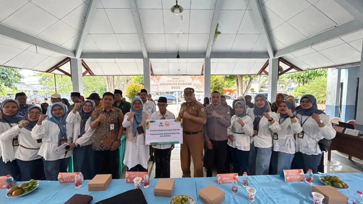 SUKSES: Peserta literasi keuangan foto bersama para pihak yang terbitan dalam kegiatan penyerahan bantuan infrastruktur air bersih di balai Kecamatan Tanah Merah, Bangkalan (14/7/2026).