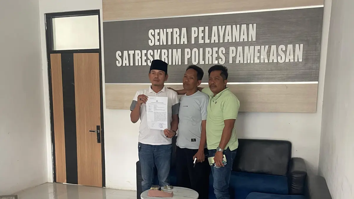 TAGIH JANJI: Pelapor Slamet Riyadi didampingi penasihat hukum dan rekannya berada di Polres Pamekasan, Sabtu (30/5).