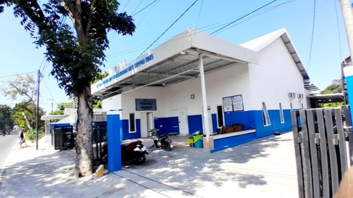 TAK PATUH ATURAN: Sejumlah kendaraan terparkir di halaman SPPG Bintang Naga Sampurna (BNS) Desa Ponteh, Kecamatan Galis, Pamekasan, Senin (13/7). (M. KHOLIL RAMLI/JPRM)
