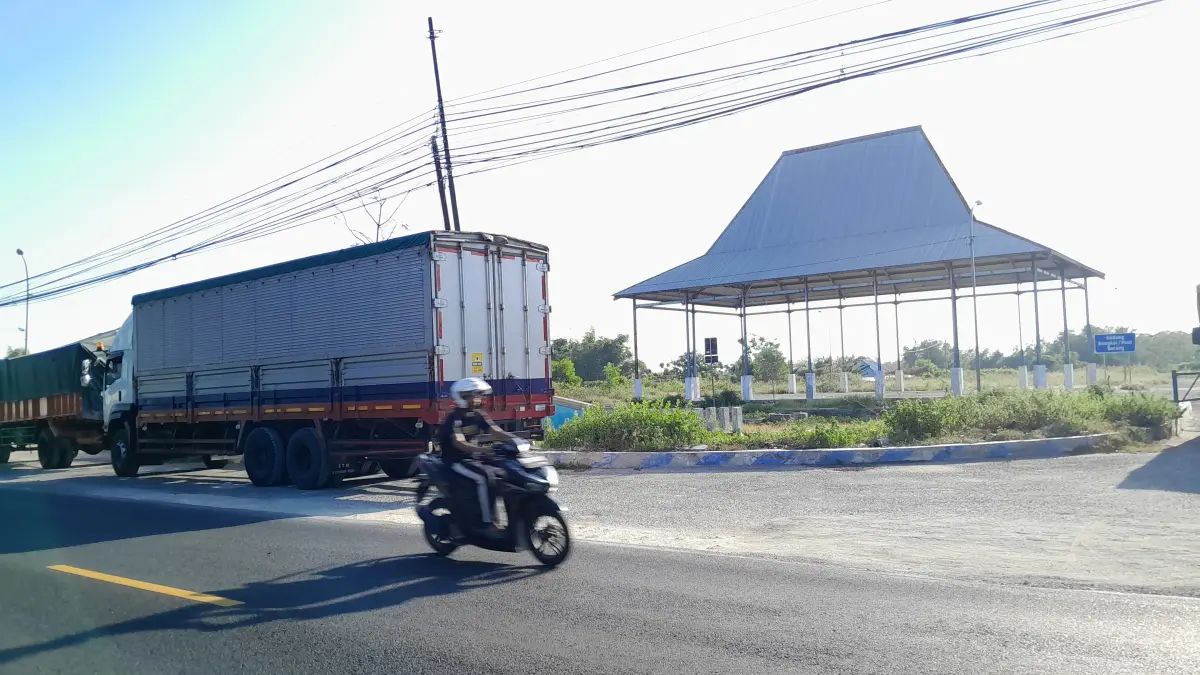 TERBENGKALAI: Sejumlah kendaraan melintas di depan Terminal Barang di Jalan Raya Larangan Tokol, Kecamatan Tlanakan, Senin (13/7).