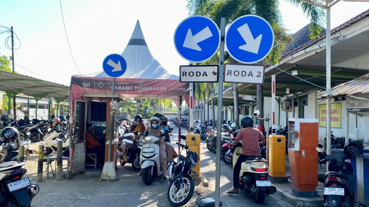 TERTIB: Pengendara antre parkir di RSUD Smart Pamekasan, Senin (13/7).