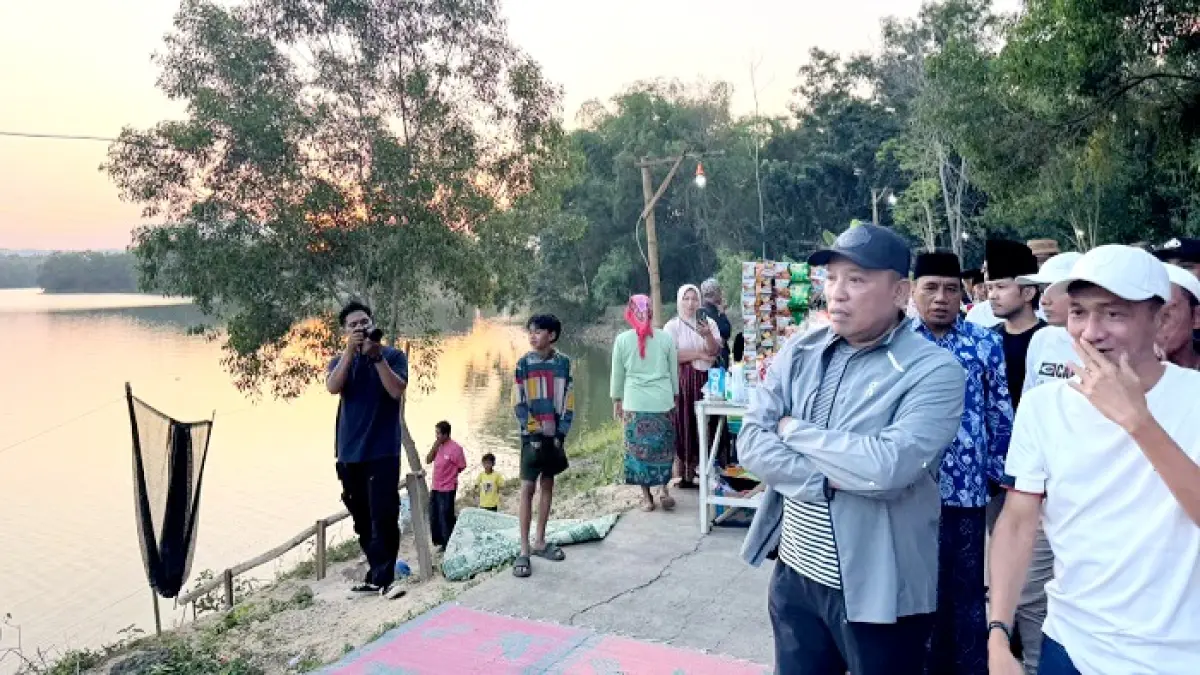 WISATA ALAM: Bupati Sampang Slamet Junaidi berkunjung ke wisata Waduk Klampis, Desa Kramat, Kecamatan Kedungdung, Minggu (12/7). (KOMINFO UNTUK JPRM)