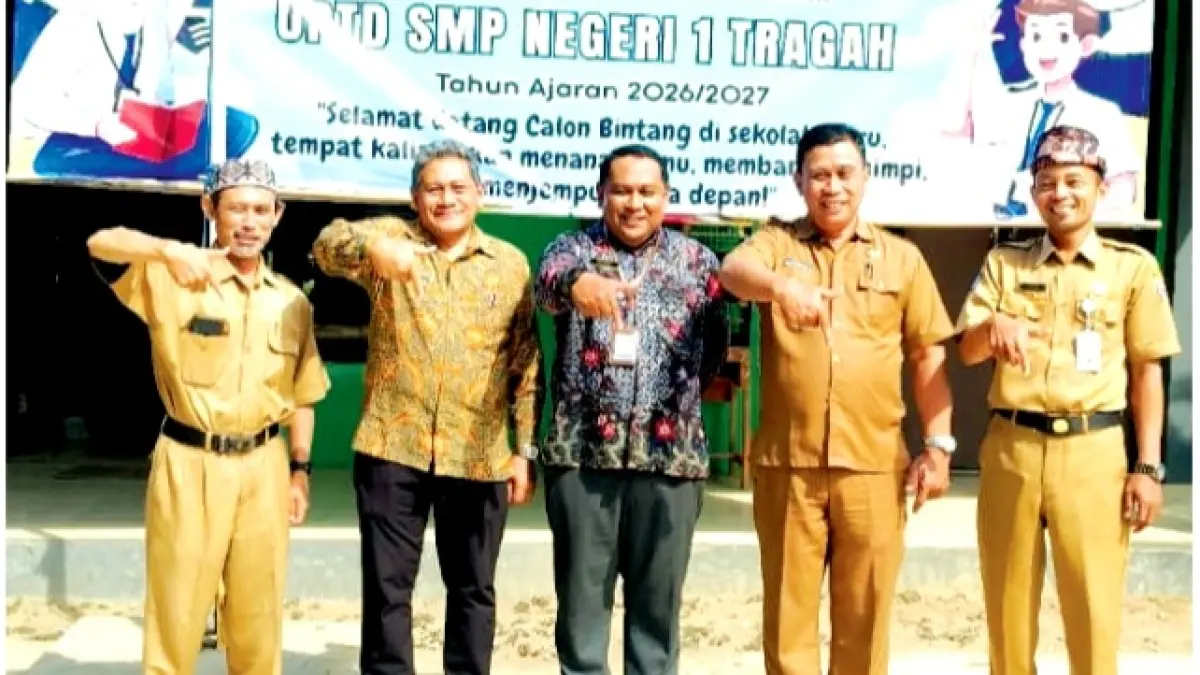 AKRAB: Kabid Pembinaan SMP Dispendik Bangkalan Muhaimin (tengah) berfoto bersama saat berkunjung di UPTD SMPN 1 Tragah. (UPTD SMPN 1 TRAGAH UNTUK JPRM)