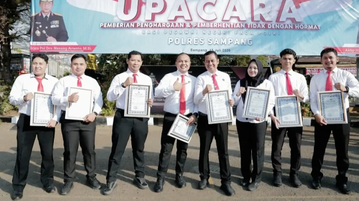 APRESIASI: Anggota Satreskrim Polres Sampang berpose bersama usai menerima penghargaan dari Kapolres di halaman mapolres Rabu (15/7). (HUMAS POLRES UNTUK JPRM)