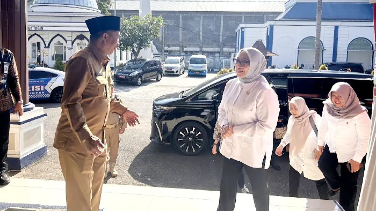 ATENSI: Menteri PPPA RI Arifatul Choiri Fauzi disambut Kadinsos PPPA Sampang Moh. Anwari Abdullah saat berkunjung ke Pendopo Trunojoyo, Sampang, Selasa (14/7). (UBAIDILLAHIR RA’IE/JPRM)