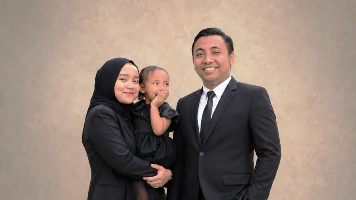 BAHAGIA: Lutfiadi berfoto bersama keluarga.