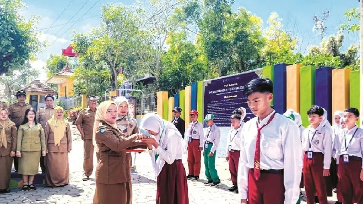 BERAKHLAK MULIA: Siswa baru UPTD SMPN 1 Galis mengikuti pembukaan MPLS, Senin (13/7). (UPTD SMPN 1 GALIS UNTUK JPRM)