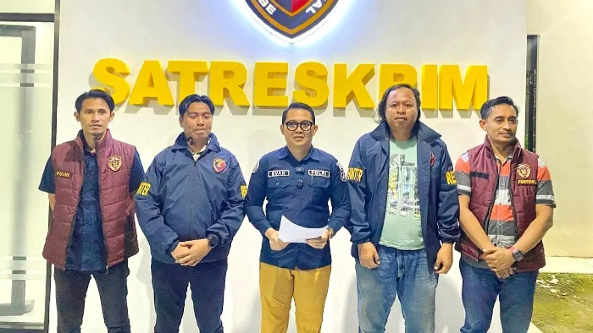 BERI PENJELASAN: Kasihumas Polres Pamekasan Ipda Yoni Evan Pratama (tengah) memberikan keterangan didampingi Kanit Pidum Satreskrim Polres Pamekasan Ipda Reza Farizal Sjafii dan penyidik, Selasa (14/7) malam. (MOH. IQBAL AFGANI/JPRM)