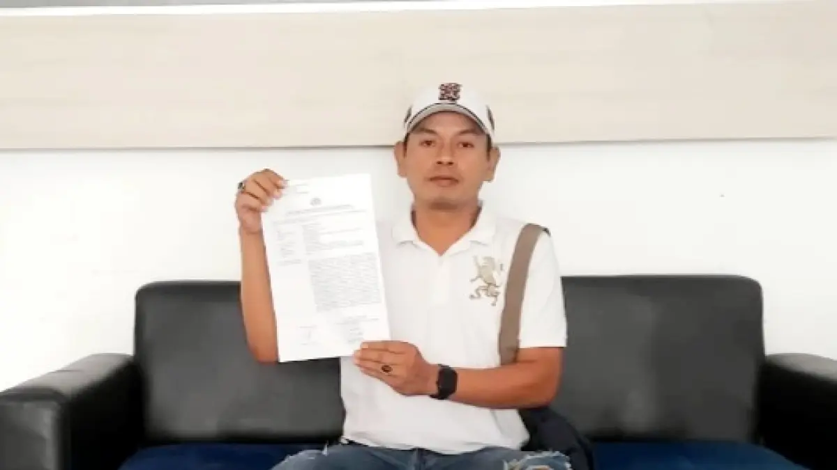BERPROSES: Pelapor Slamet Riyadi menunjukkan surat bukti laporan di Polres Pamekasan, Sabtu (30/5). (ACHMAD SALIM UNTUK JPRM)