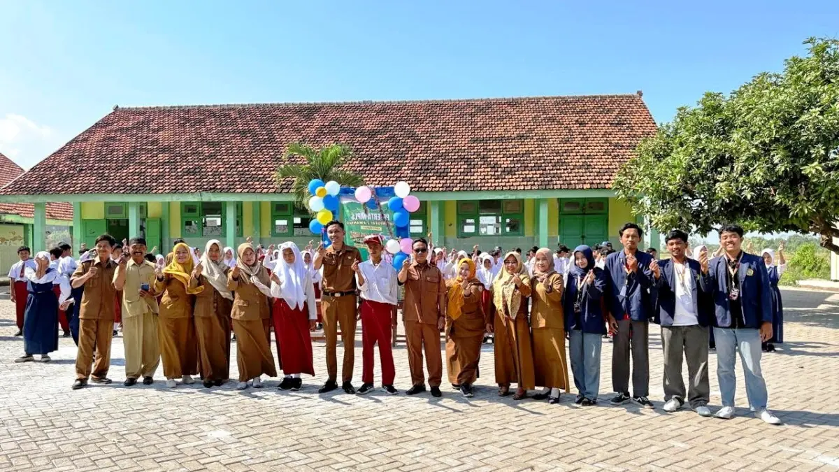 BERSAMA: Siswa UPTD SMPN 2 Kwanyar mengikuti pembukaan MPLS, Senin (14/7)