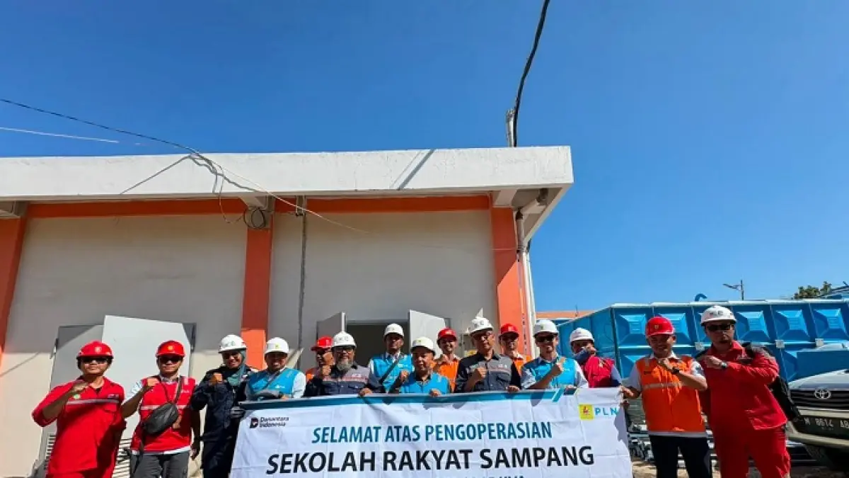 BERSINERGI: PT Waskita, UP3 Madura, dan ULP Sampang berfoto bersama di SRT Desa Sejati, Kecamatan Camplong, Selasa (14/7). (PT WASKITA UNTUK JPRM)