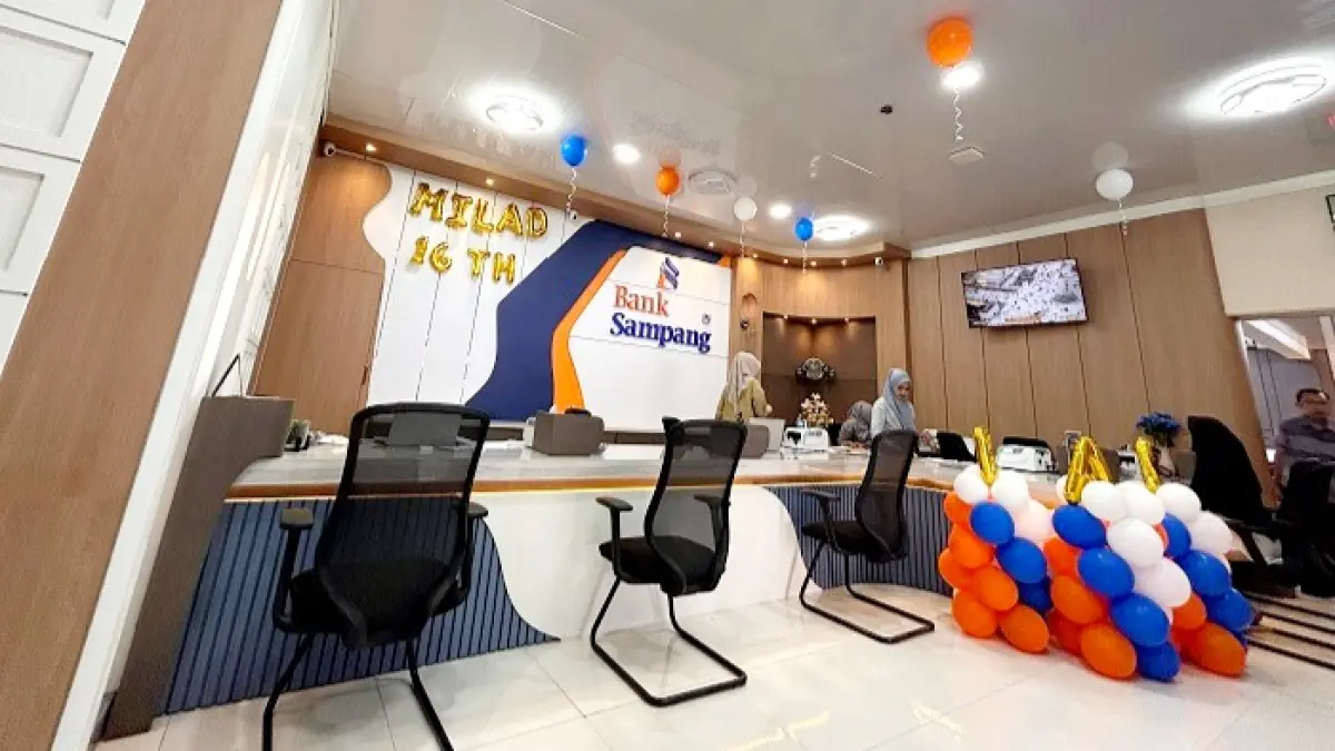 BERTUGAS: Karyawan Bank Sampang tengah bertugas di kantornya, Selasa (7/7). (UBAIDILLAHIR RA’IE/JPRM)