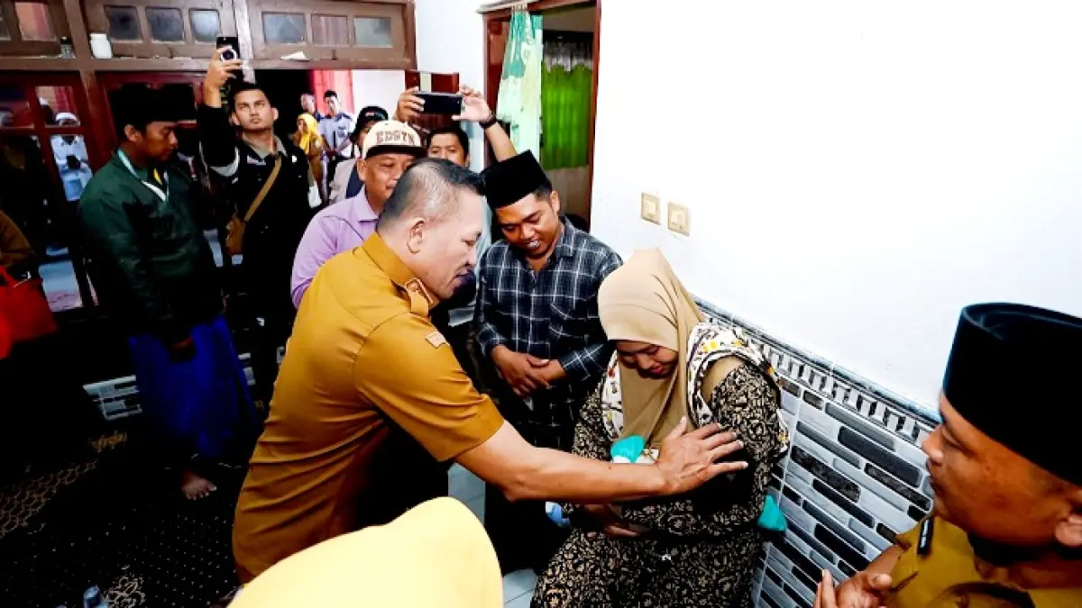 BLUSUKAN: Bupati Sampang Slamet Junaidi saat memantau anak dengan gizi buruk di Desa Pangarengan, Kecamatan Pangarengan, Selasa (14/7). (KOMINFO UNTUK JPRM)