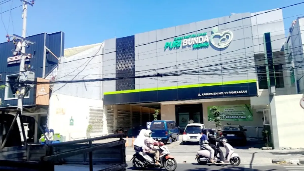 DIDUGA LALAI: Sejumlah kendaraan terparkir di halaman RSIA Puri Bunda Madura di Jalan Kabupaten, Kelurahan Bugih, Pamekasan, Selasa (14/7). (M. KHOLIL RAMLI/JPRM)